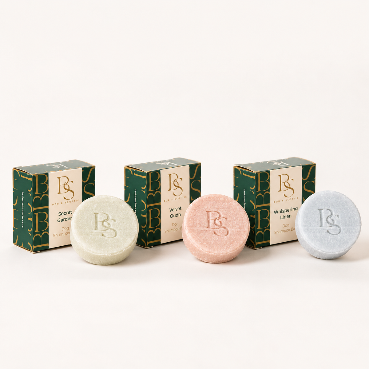De drie Bob & Scottie hondenshampoo bars met hun groene verpakkingen op een rij