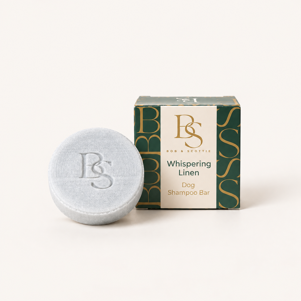 Whispering Linen hondenshampoo bar in lichtblauw naast de groene verpakking van Bob & Scottie