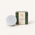 Whispering Linen hondenshampoo bar in lichtblauw naast de groene verpakking van Bob & Scottie