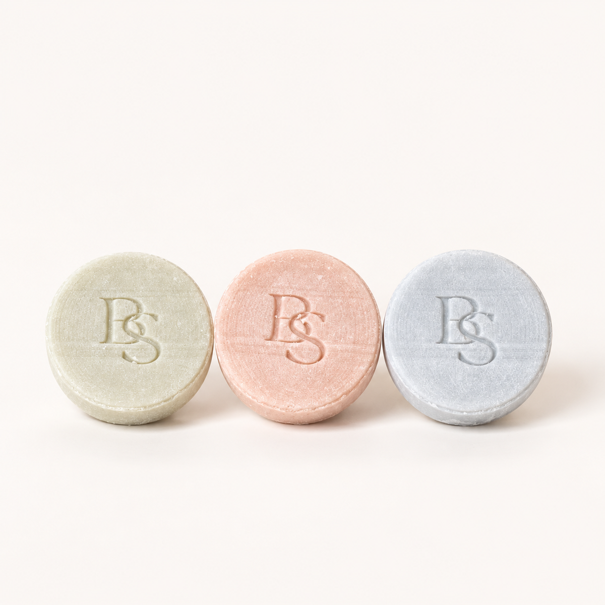 Secret Garden, Velvet Oudh en Whispering Linen hondenshampoo bars naast elkaar