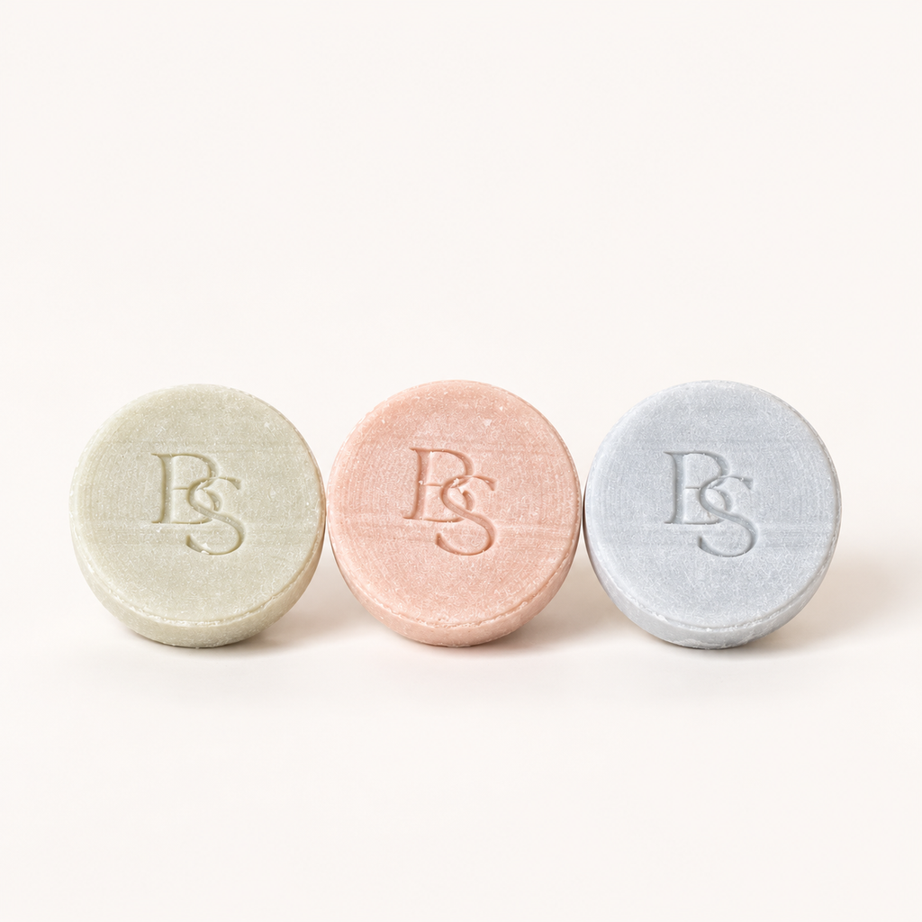 Secret Garden, Velvet Oudh en Whispering Linen hondenshampoo bars naast elkaar