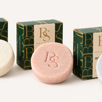Close-up van de Velvet Oudh hondenshampoo bar met het ingeperste BS-monogram