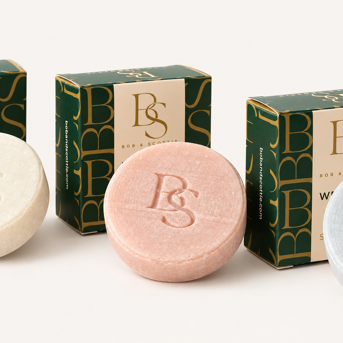 Close-up van de Velvet Oudh hondenshampoo bar met het ingeperste BS-monogram