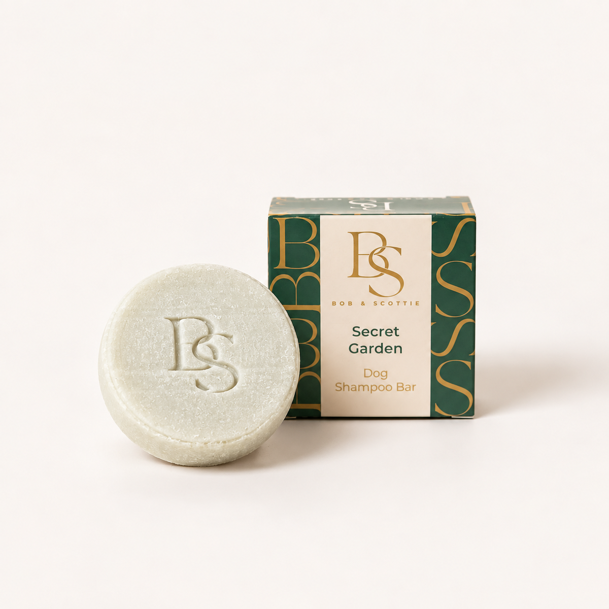 Secret Garden hondenshampoo bar in crème naast de groene verpakking van Bob & Scottie
