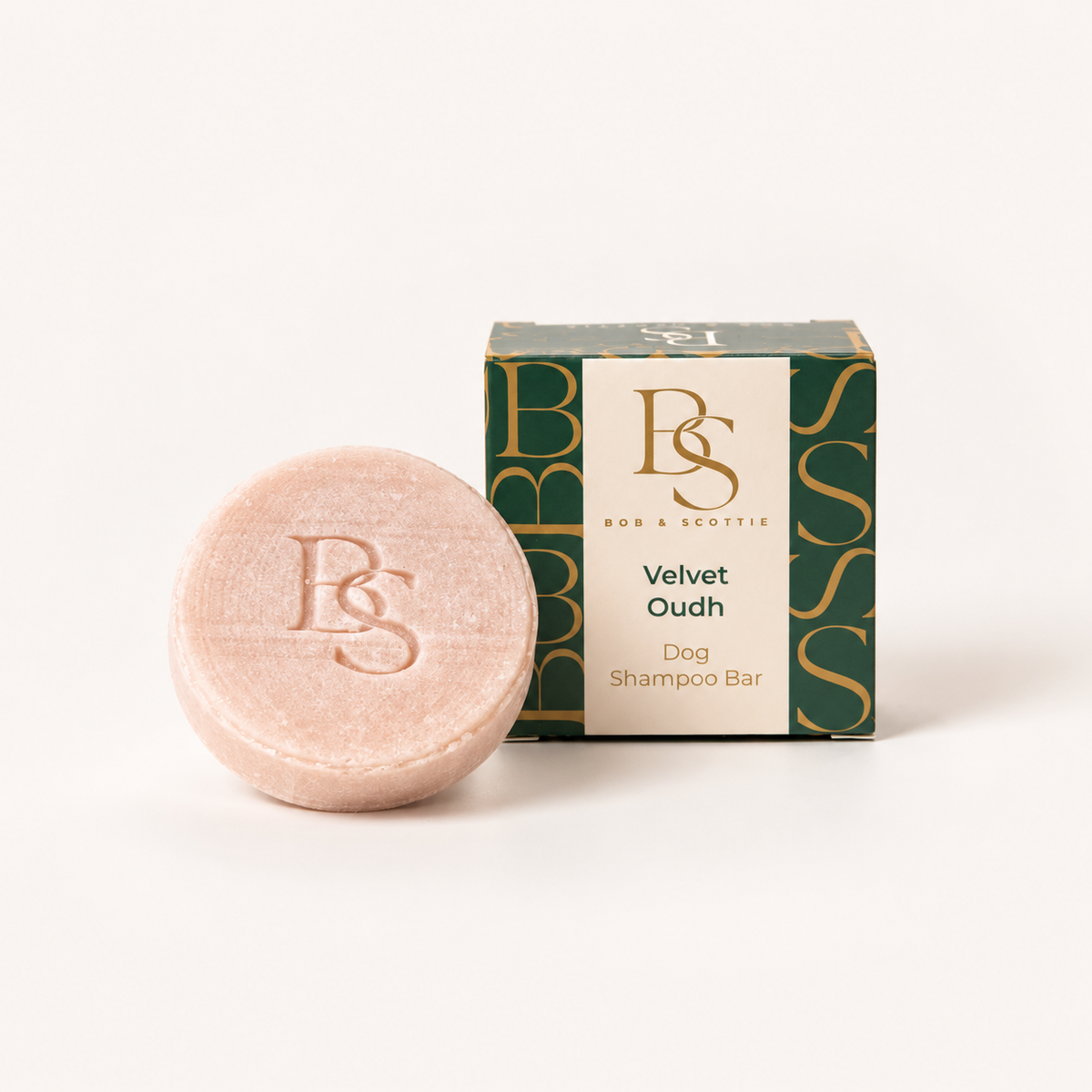 Velvet Oudh hondenshampoo bar in roze naast de groene verpakking van Bob & Scottie