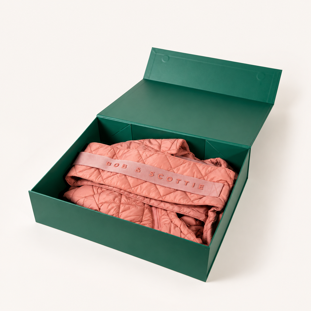 Geopende groene geschenkdoos met The Bob Carrier in roze erin