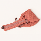 Detail van het ruitstiksel en de rits van The Bob Carrier in roze