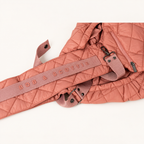 The Bob Carrier in roze plat neergelegd, met verstelbare band en gesp