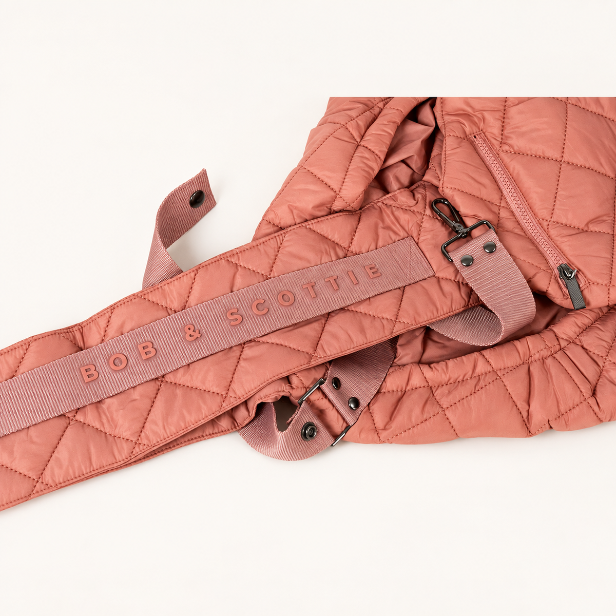The Bob Carrier in roze plat neergelegd, met verstelbare band en gesp
