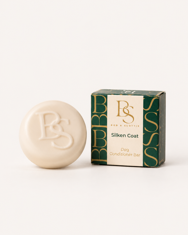 Silken Coat conditioner bar voor honden in ivoor naast de groene verpakking van Bob & Scottie